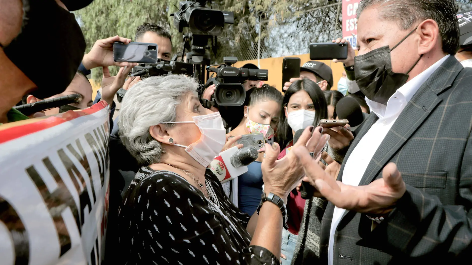 Mujer cuestiona al gobernador de Zacatecas, David Monreal sobre el pago de su pensión